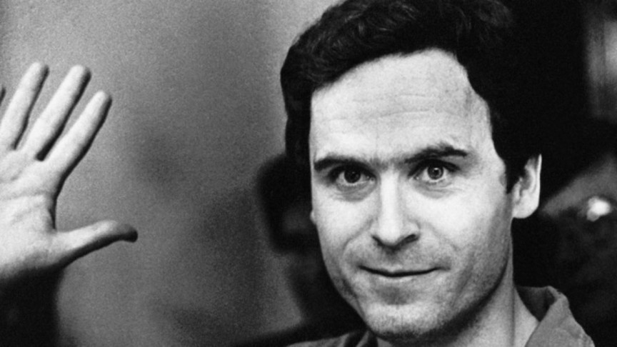 1. Sát nhân khét tiếng Ted Bundy được đánh là là một trong những tên tội phạm khét tiếng nhất thế giới. Bundy đã giết hại hơn 100 phụ nữ. Gã  tù nhân khét tiếng này đã hai lần bỏ trốn sau khi bị cảnh sát bắt giữ. Lần đầu y nhảy qua cửa sổ đang mở sẵn và bị thương ở mắt cá nhân nhưng vẫn lẩn trốn được nhiều ngày trước khi bị bắt lại.